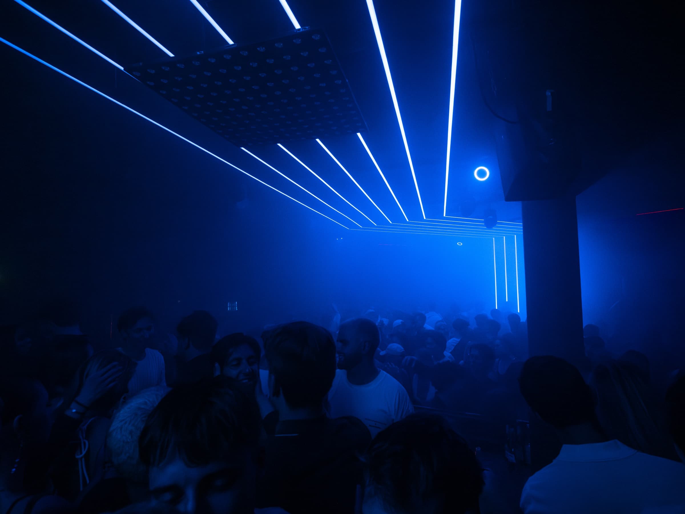 Crowd tanzt unter Laserlicht bei Sounds of Nazar