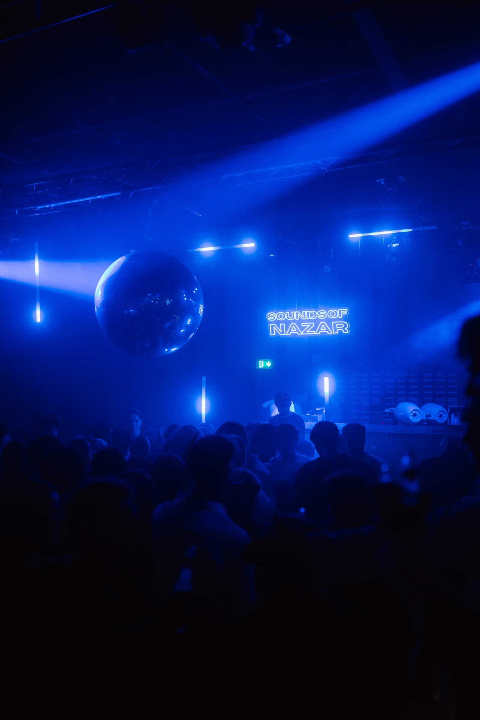 Discokugel und Neon-Schriftzug Sounds of Nazar im Nebel